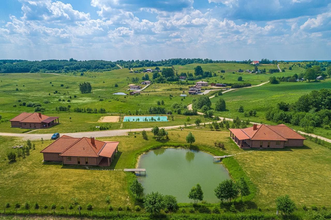 Svečių namo fasadas vasarą su lauko terasa