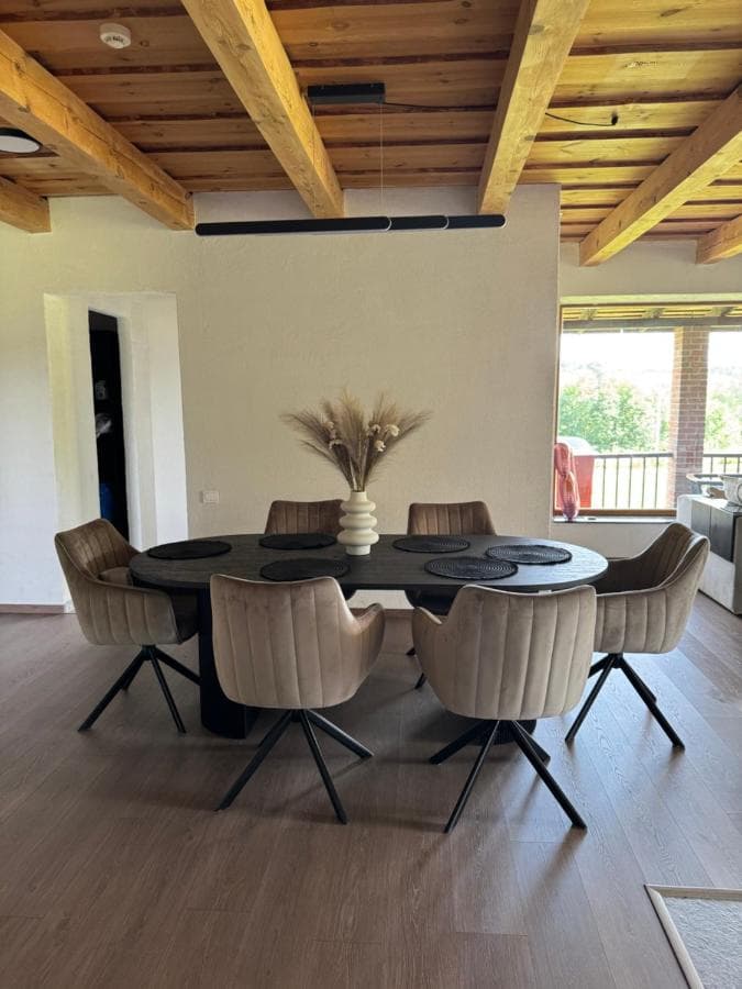 Svečių namo vidaus vaizdas su šviesa pro didelius langus