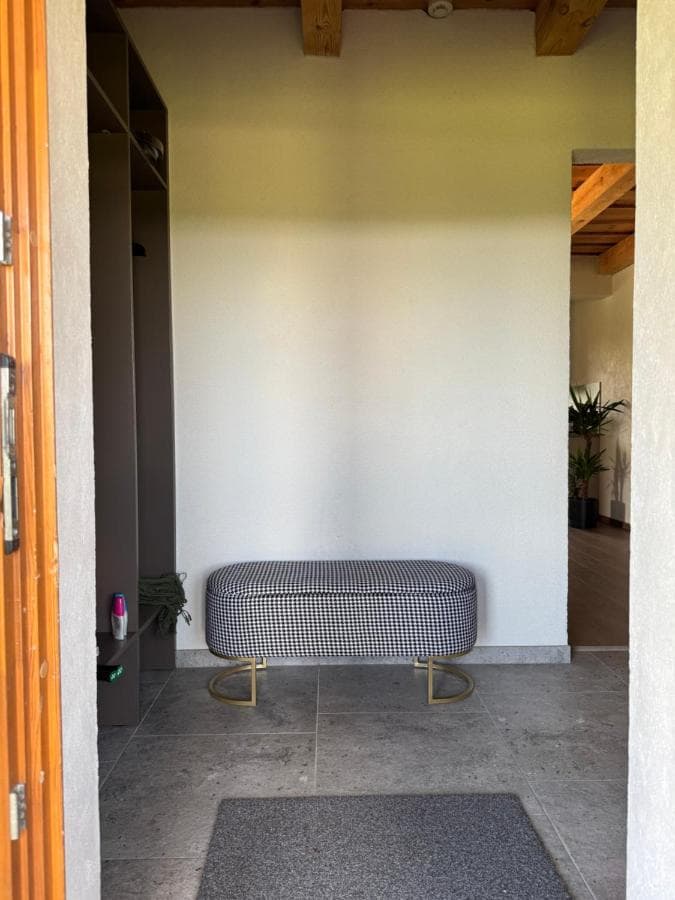 Poilsio zona su sofa ir valgomojo stalu