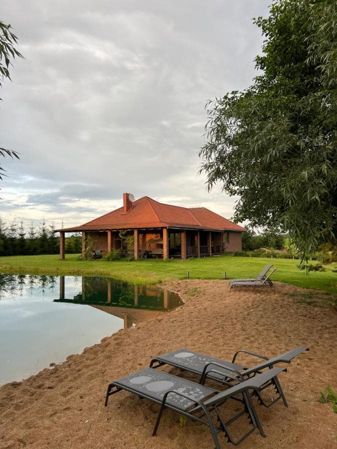 Pilnai įrengta virtuvė su ąžuolo spalvos baldais ir moderniu židiniu