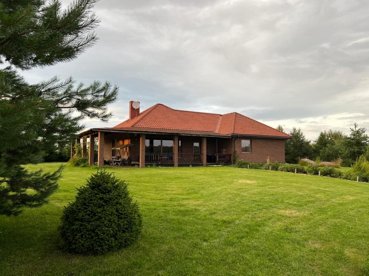 Vonios kambarys su dušo kabina ir modernia plytelių apdaila