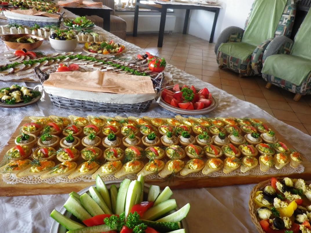 Gausus užkandžių stalas — šventinis vaišių patiekimas