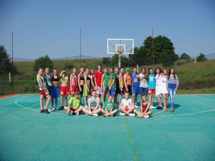 Sportininkių komanda ant krepšinio aikštelės