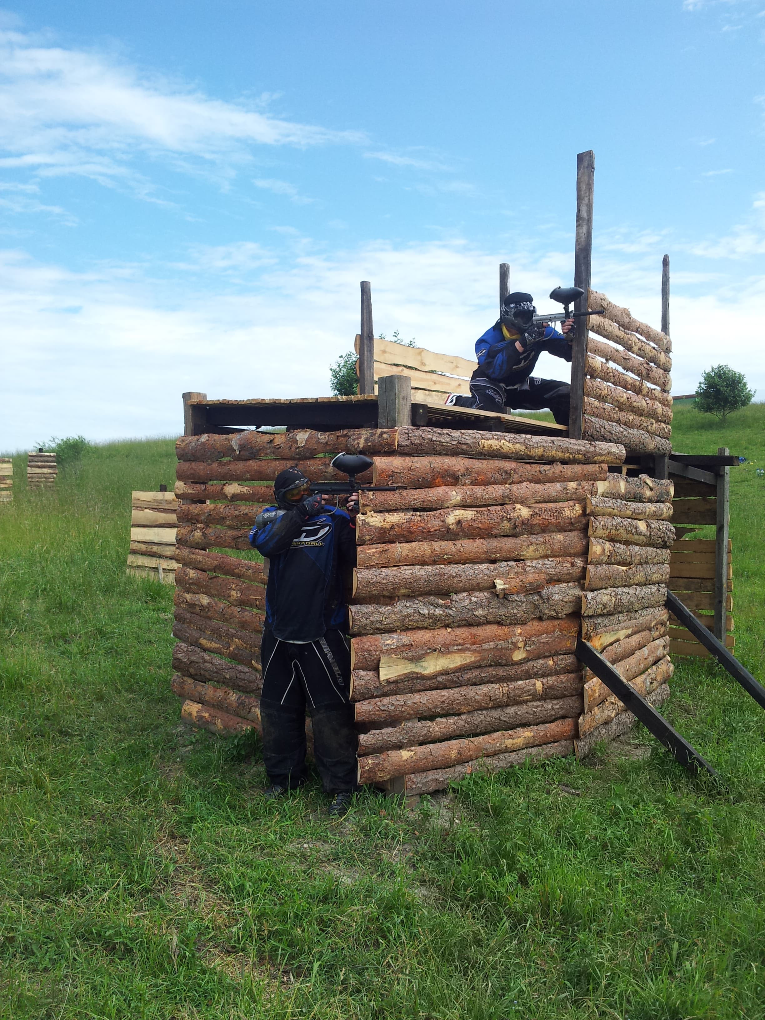 Dažasvydžio aikštelėje — komandinė kova su rąstų barikadomis
